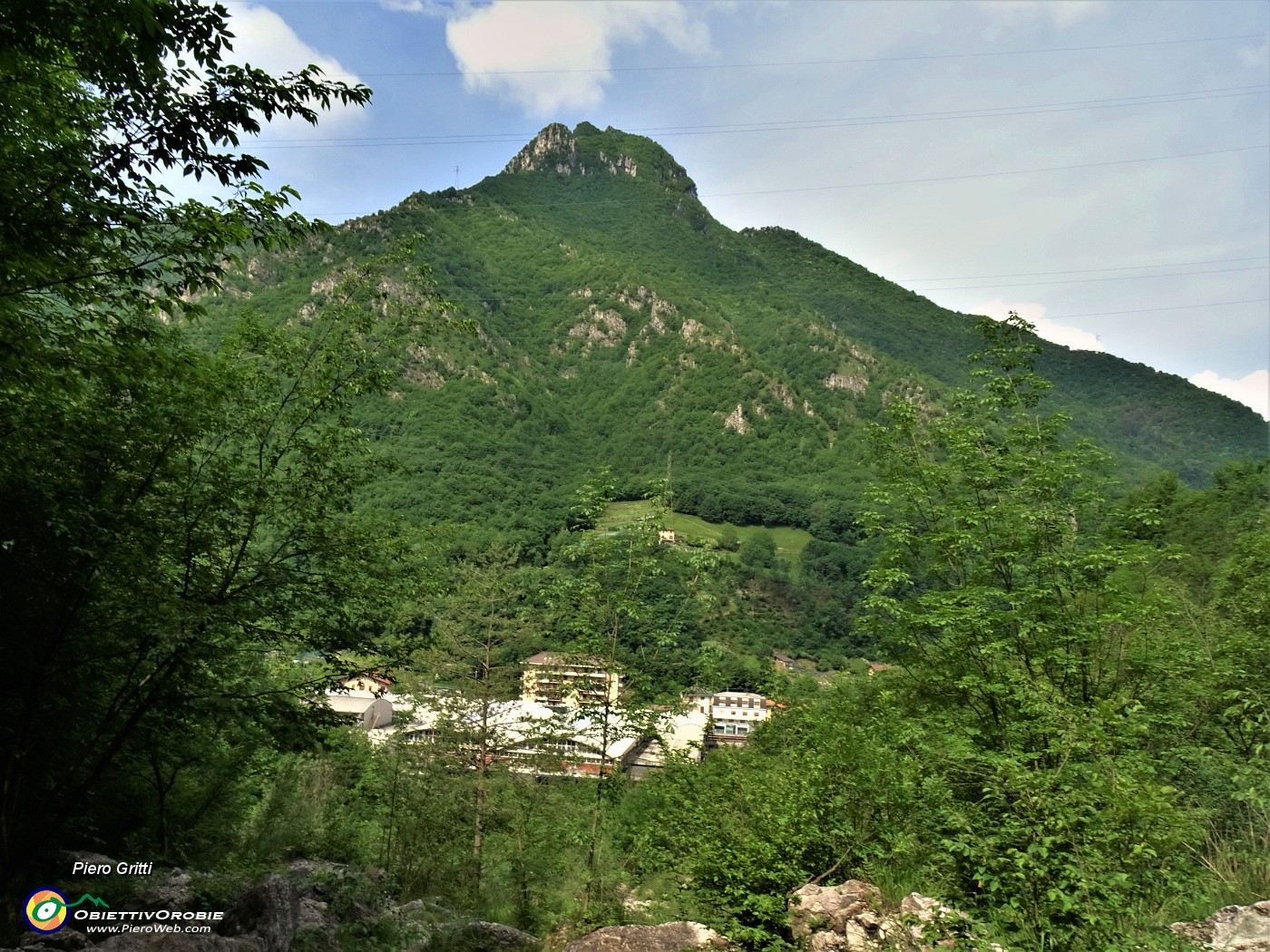 31 Vista dal bosco sul Monte Zucco.JPG
